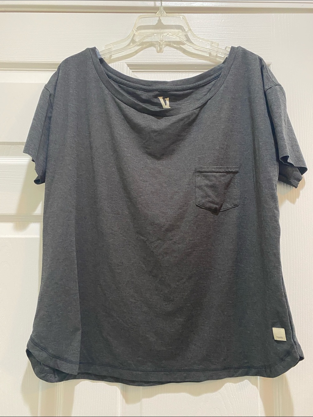 Vuori women’s Short Sleeve Pocket Tee - Charcoal
